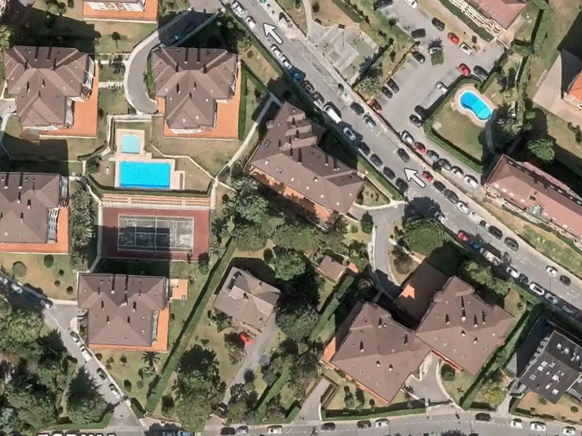 Piso en venta en Calle Concha Espina, 11, Valdenoja Vista exterior de Piso en venta en Santander con Terraza y Piscina