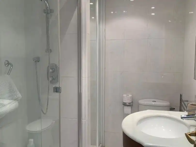 Piso en venta en Calle Concha Espina, 11, Valdenoja Baño de Piso en venta en Santander con Terraza y Piscina