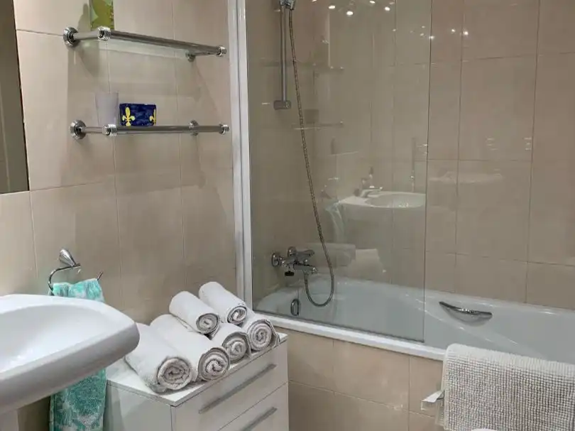 Piso en venta en Calle Concha Espina, 11, Valdenoja Baño de Piso en venta en Santander con Terraza y Piscina