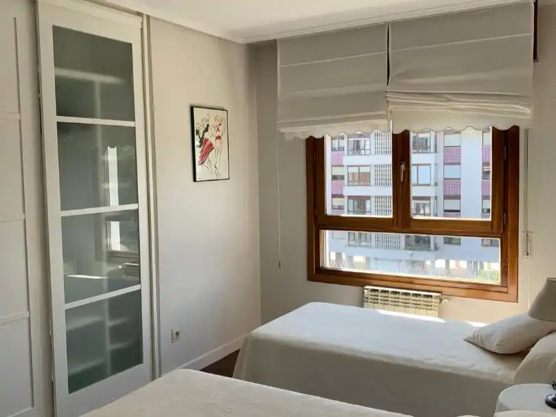 Piso en venta en Calle Concha Espina, 11, Valdenoja Habitación de Piso en venta en Santander con Terraza y Piscina