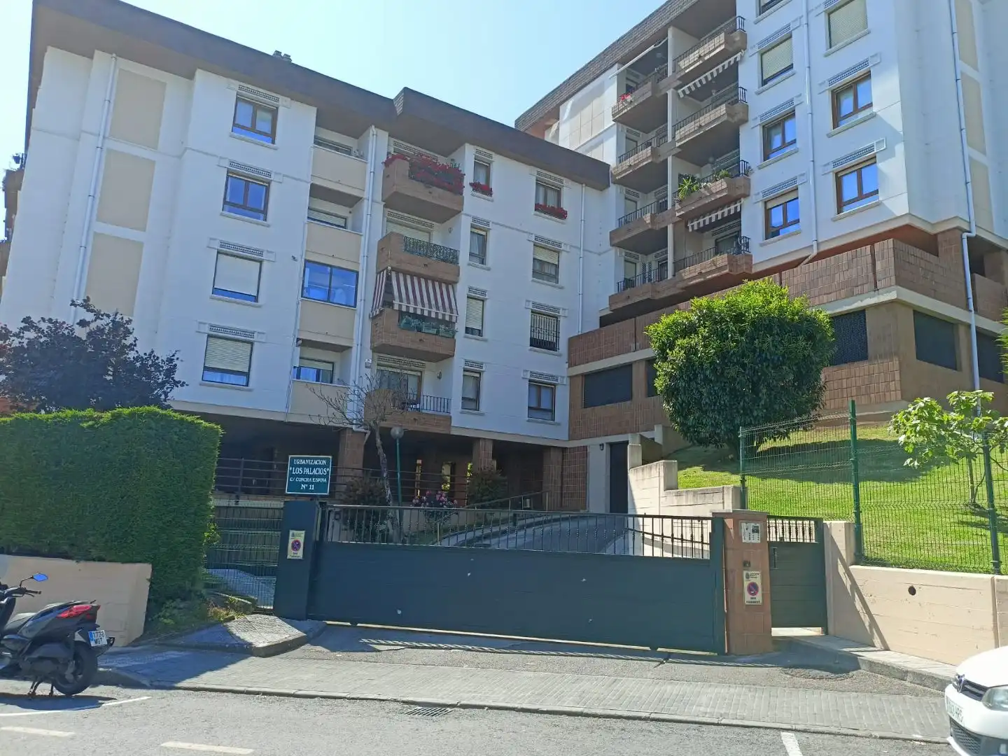 Piso en venta en Calle Concha Espina, 11, Valdenoja Vista exterior de Piso en venta en Santander con Terraza y Piscina