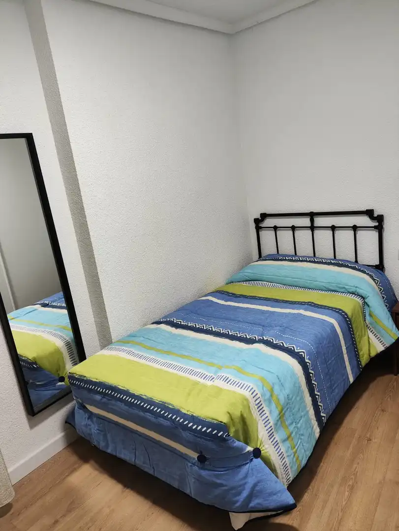 Habitación de Piso para compartir en Salamanca con Calefacción, Parquet y Amueblado