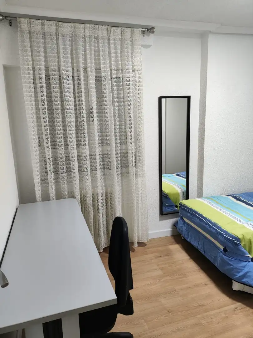 Habitación de Piso para compartir en Salamanca con Calefacción, Parquet y Amueblado
