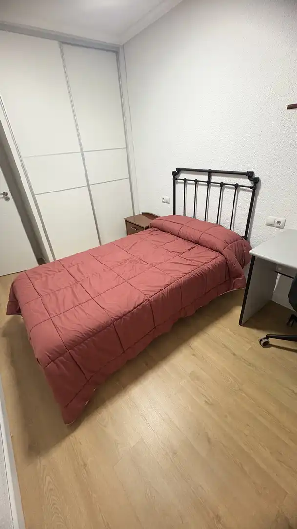 Habitación de Piso para compartir en Salamanca con Calefacción, Parquet y Amueblado