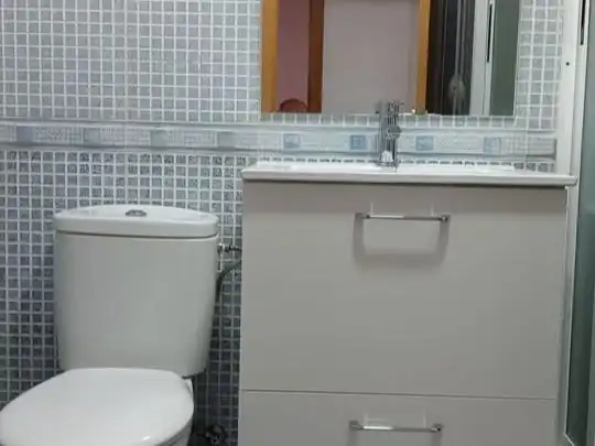 Wohnung zur Miete in Avenida Cristóbal Sanz, 24, Playa Tamarit - Playa Lissa Badezimmer von Wohnung zur Miete in Santa Pola mit Heizung, Parkett und Terrasse
