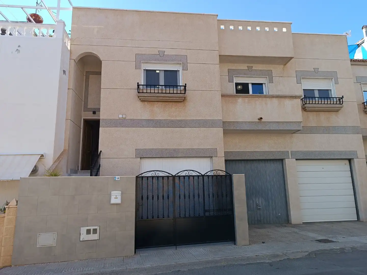 Detached homes for sale in Calle Los Jerónimos, 18, El Sabinar – Urbanizaciones – Las Marinas – Playa Serena Exterior view of Detached homes for sale in Roquetas de Mar with Air Conditioner, Terrace and Balcony