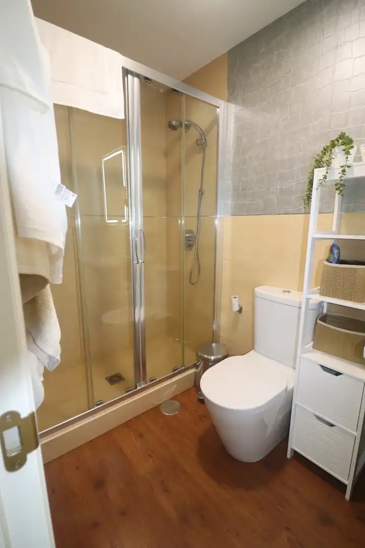 Baño de Piso de alquiler en Ayamonte con Aire acondicionado, Jardín privado y Parquet