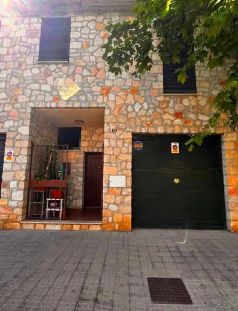 Vista exterior de Casa adosada en venda en Madrid amb Jardí privat, Terrassa i Moblat