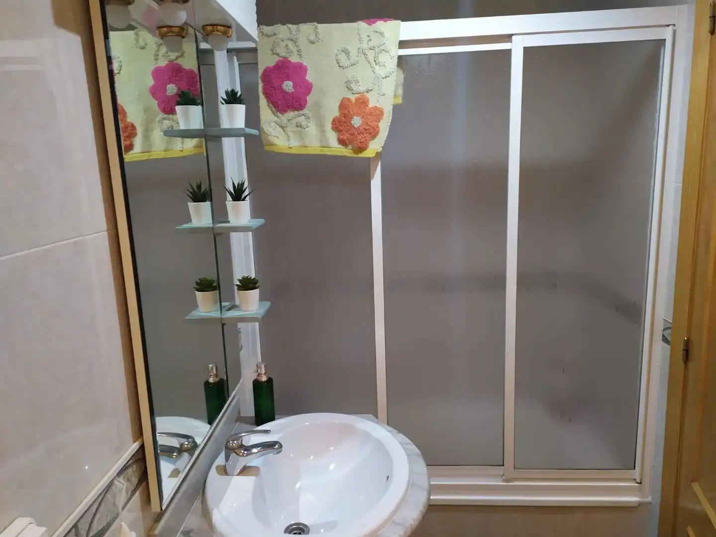 Bathroom of Flat for share in Alicante / Alacant  with Air Conditioner, Parquet flooring and Swimming Pool
