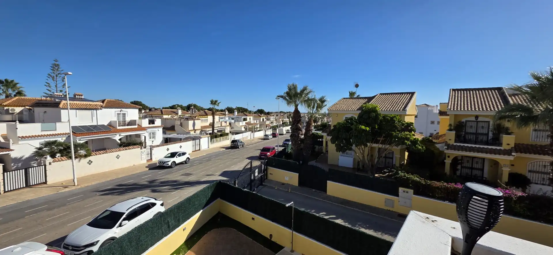 Vista exterior de Casa o xalet en venda en Orihuela amb Aire condicionat, Calefacció i Jardí privat