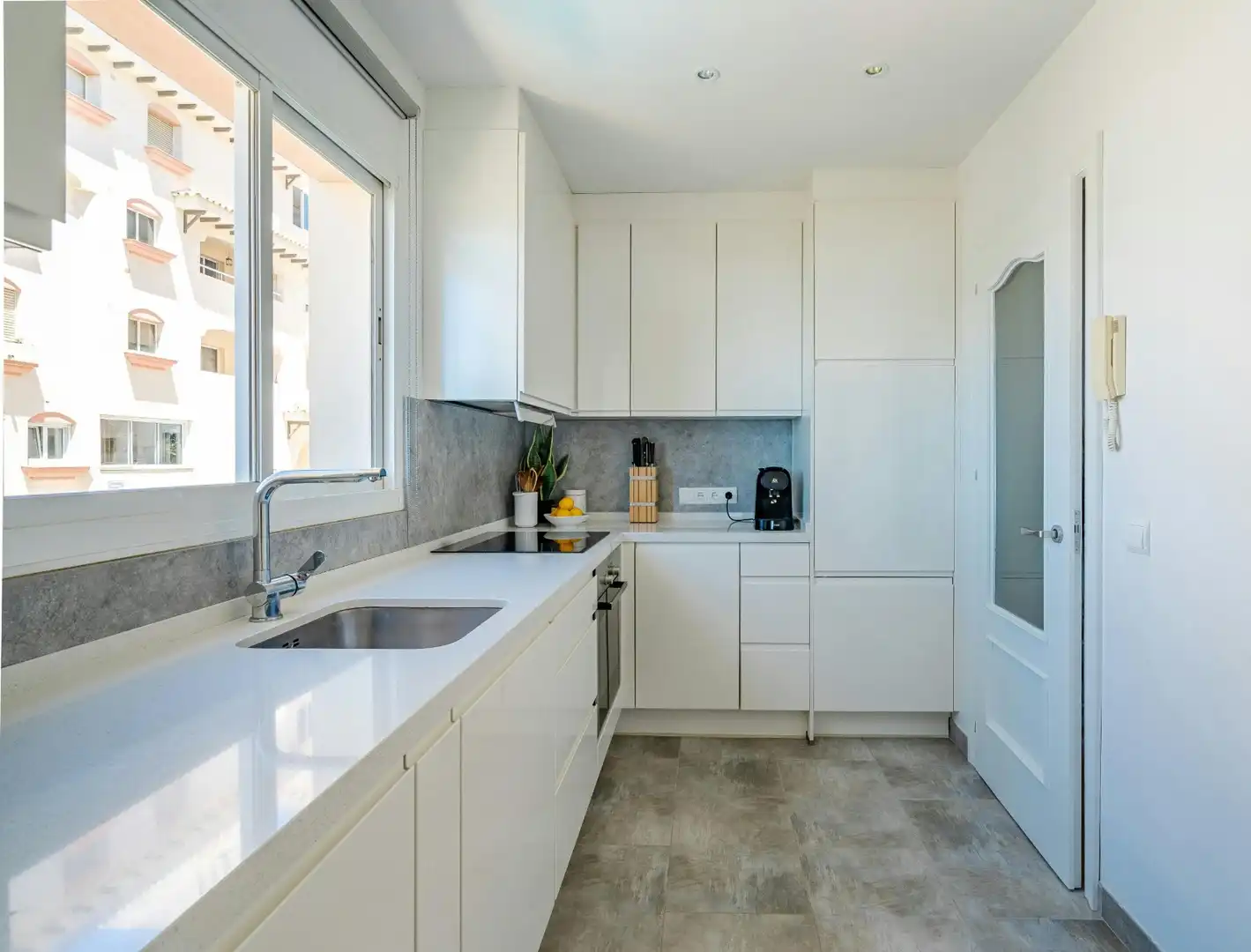 Piso de alquiler en Avenida del Carmen, 43, Seghers Cocina de Piso de alquiler en Estepona con Aire acondicionado, Calefacción y Terraza