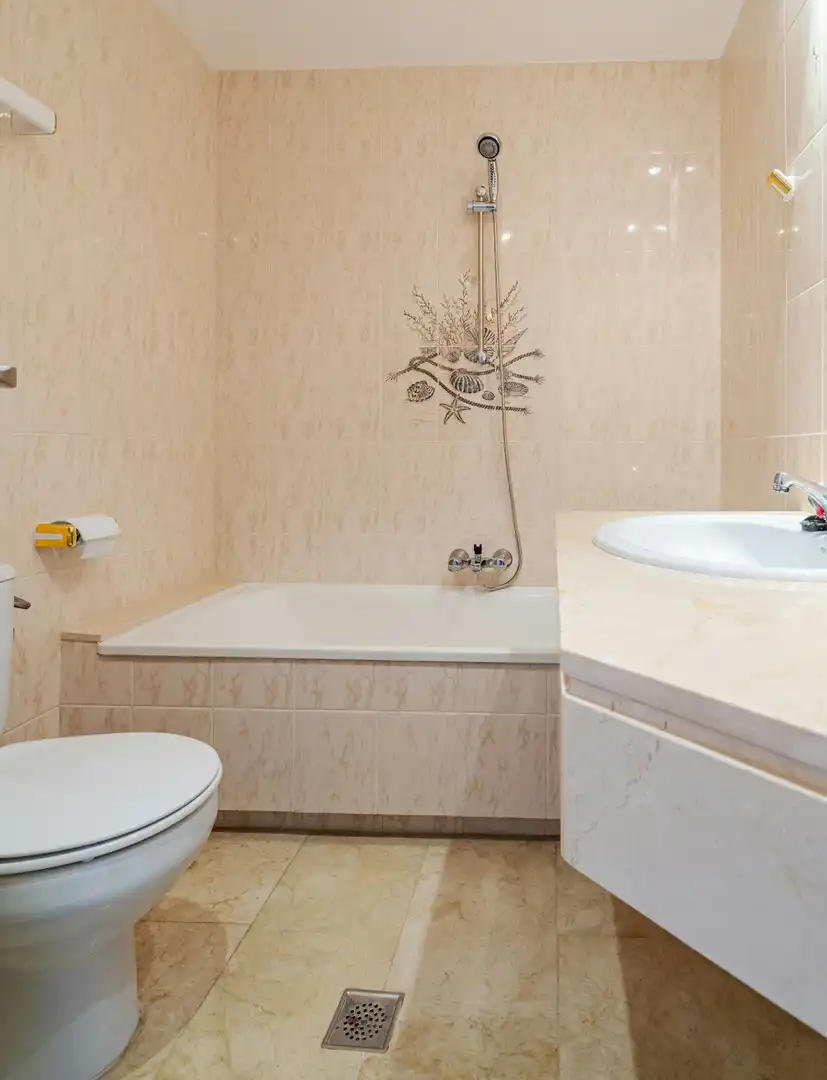 Piso de alquiler en Avenida del Carmen, 43, Seghers Baño de Piso de alquiler en Estepona con Aire acondicionado, Calefacción y Terraza