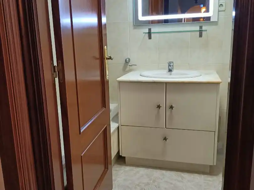 Wohnung zur Miete in Rúa Eduardo Pondal, 64b, Zona Fernández Ladreda Badezimmer von Wohnung zur Miete in Pontevedra Capital
