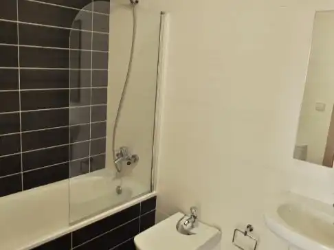 Apartamento de alquiler en Rúa Xoan Manuel Pintos, 8, Mariñamansa Baño de Apartamento de alquiler en Ourense Capital con Calefacción, Parquet y Trastero