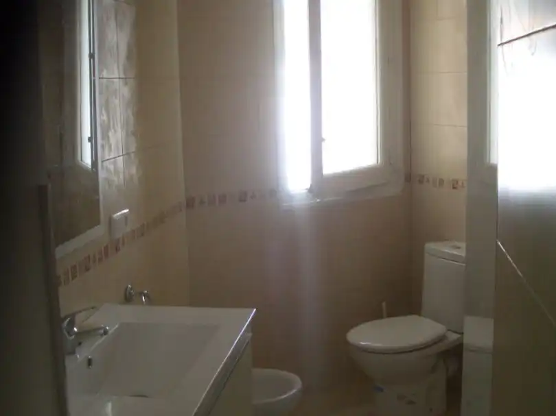 Room in Avenida de la Reconquista, 2, La Reconquista Bathroom of Flat for share in Toledo with Heating, Parquet flooring and Furnished
