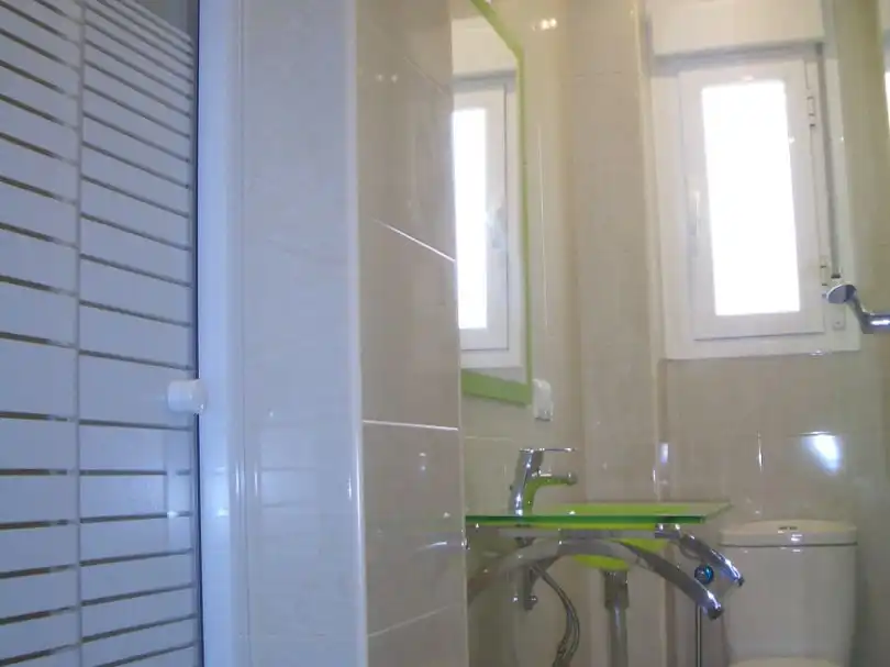 Room in Avenida de la Reconquista, 2, La Reconquista Bathroom of Flat for share in Toledo with Heating, Parquet flooring and Furnished