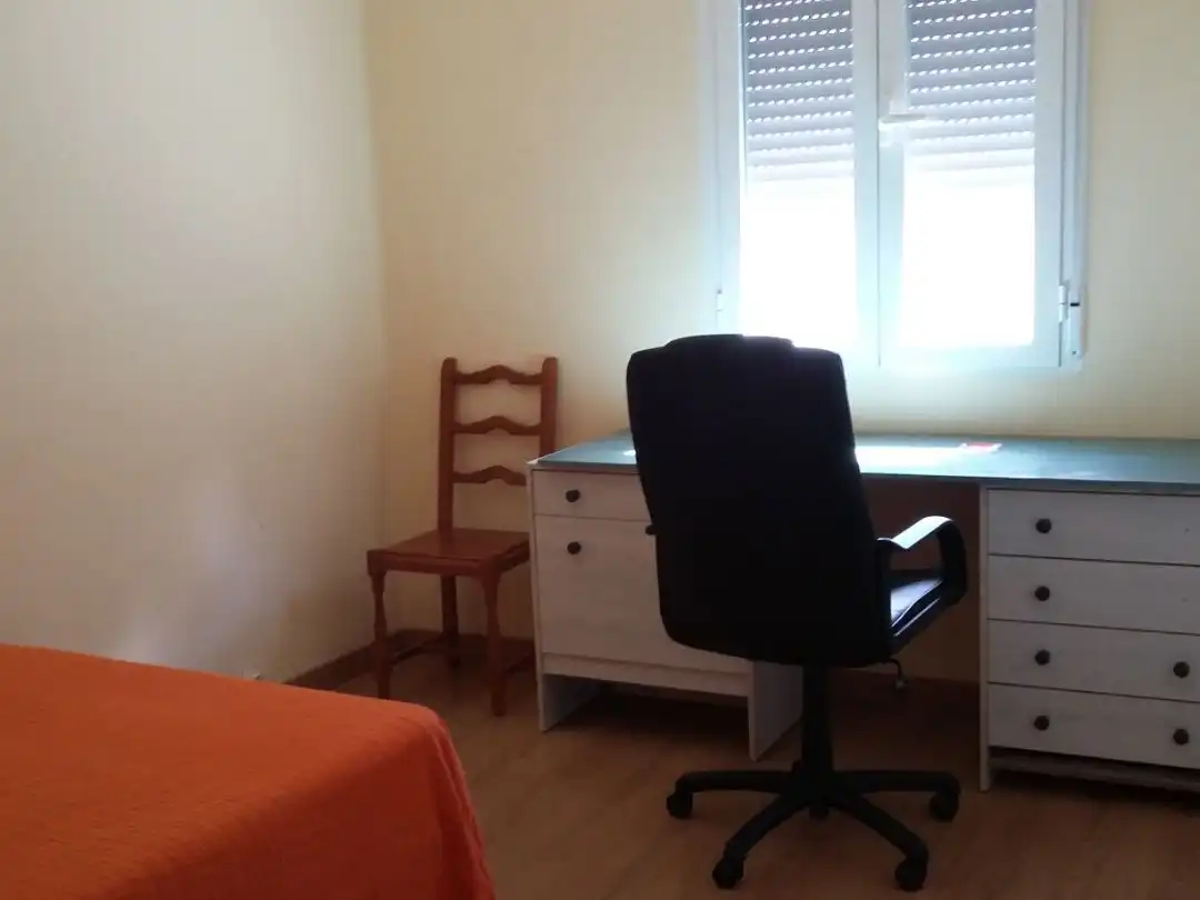 Room in Avenida de la Reconquista, 2, La Reconquista Bedroom of Flat for share in Toledo with Heating, Parquet flooring and Furnished