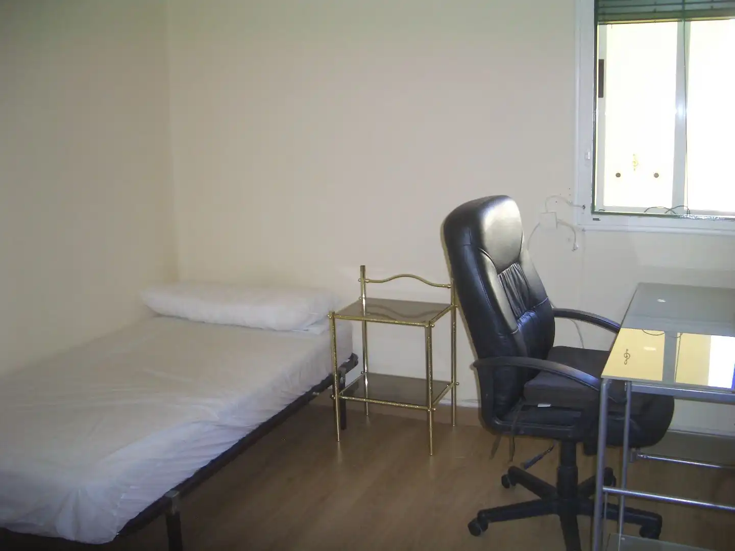 Room in Avenida de la Reconquista, 2, La Reconquista Bedroom of Flat for share in Toledo with Heating, Parquet flooring and Furnished