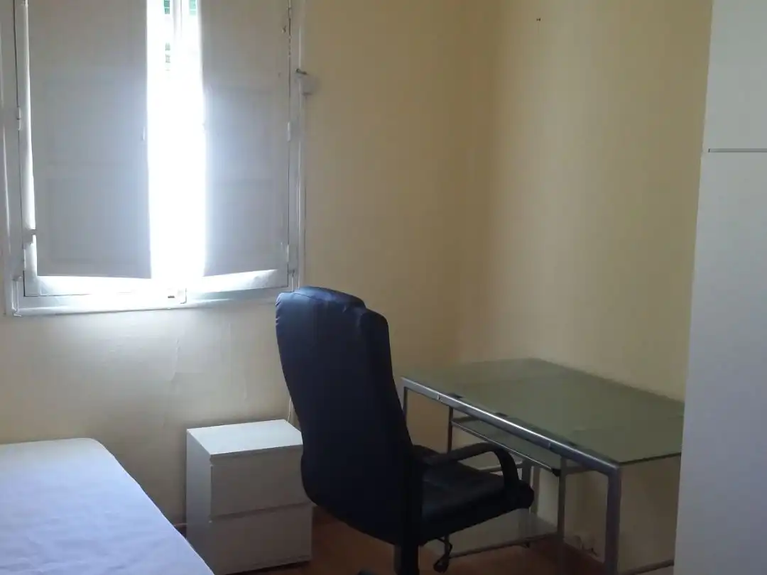 Room in Avenida de la Reconquista, 2, La Reconquista Bedroom of Flat for share in Toledo with Heating, Parquet flooring and Furnished