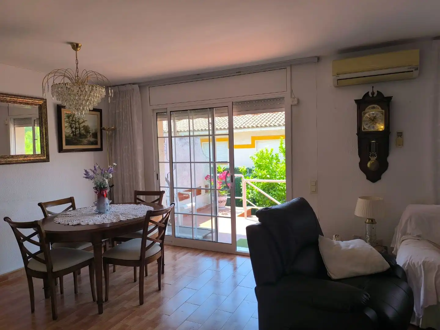 Casa adosada en venda a Carrer Tamarix, 18, Urbanitzacions de Llevant Sala d'estar de Casa adosada en venda en Tarragona amb Aire condicionat, Calefacció i Jardí privat