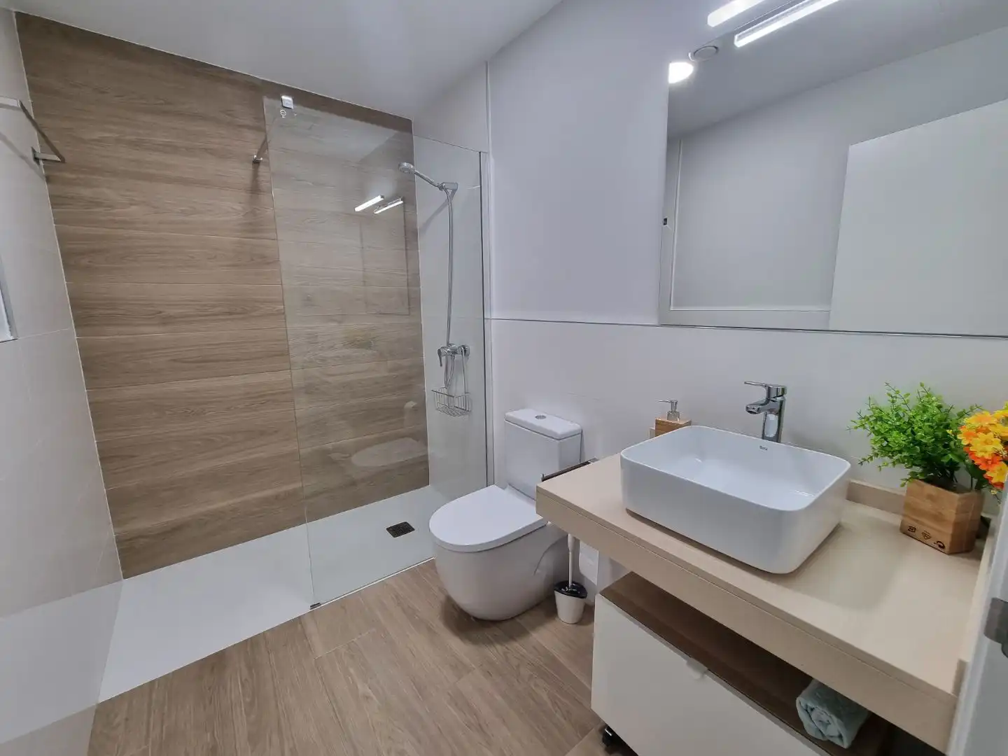 Flat for rent in Calle la Naval, 145, Isleta Bathroom of Flat for rent in Las Palmas de Gran Canaria with Furnished, Community parking and Balcony
