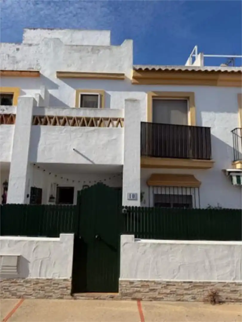 Casa adosada en venta en Los Gallos Vista exterior de Casa adosada en venta en Chiclana de la Frontera con Terraza y Piscina