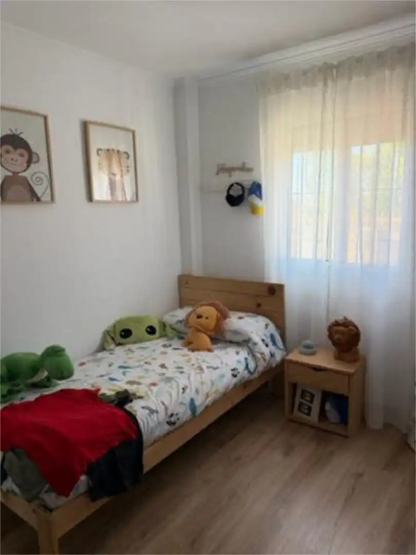 Casa adosada en venta en Los Gallos Habitación de Casa adosada en venta en Chiclana de la Frontera con Terraza y Piscina