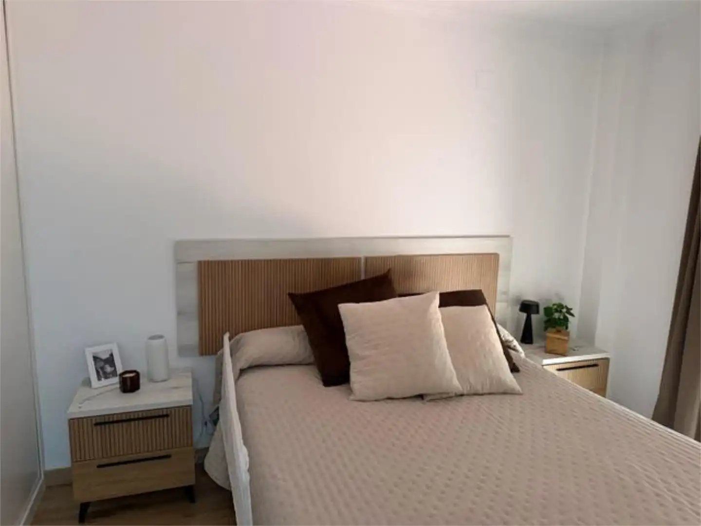 Casa adosada en venta en Los Gallos Habitación de Casa adosada en venta en Chiclana de la Frontera con Terraza y Piscina