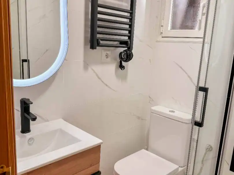 Flat for rent in Calle de Latoneros, 10, Sol Bathroom of Flat for rent in Madrid Capital with Air Conditioner and Balcony