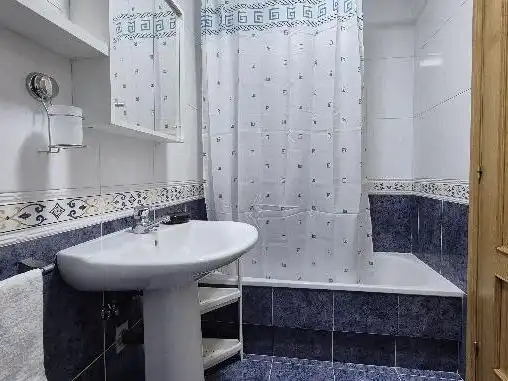 Baño de Piso para compartir en Ourense Capital  con Calefacción, Parquet y Amueblado