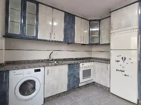 Cocina de Piso para compartir en Ourense Capital  con Calefacción, Parquet y Amueblado