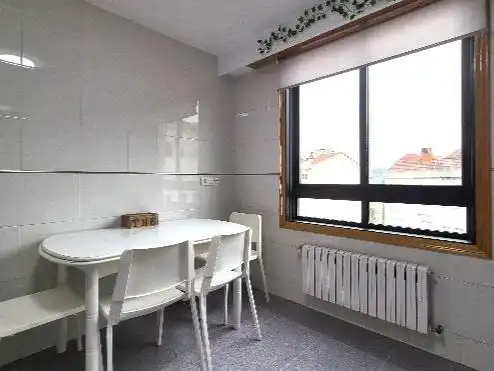 Cocina de Piso para compartir en Ourense Capital  con Calefacción, Parquet y Amueblado
