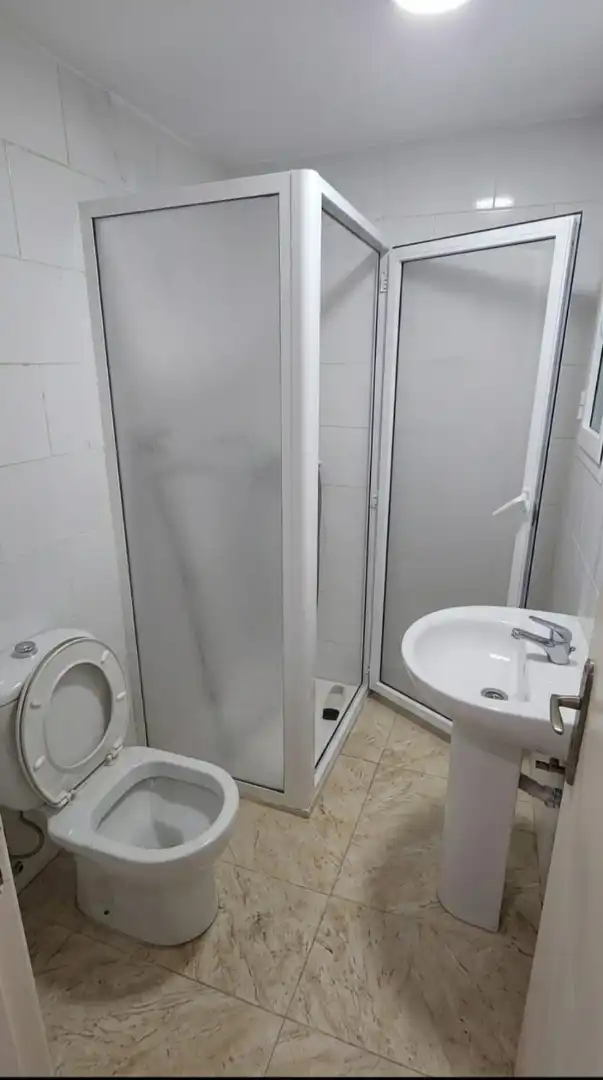 Planta baja de alquiler en Calle Falangista Meliveo, 1, Melilla Capital Baño de Planta baja de alquiler en Melilla Capital