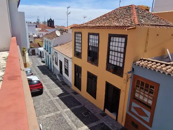 Vista exterior de Casa adosada en venda en Santa Cruz de la Palma amb Terrassa i Balcó