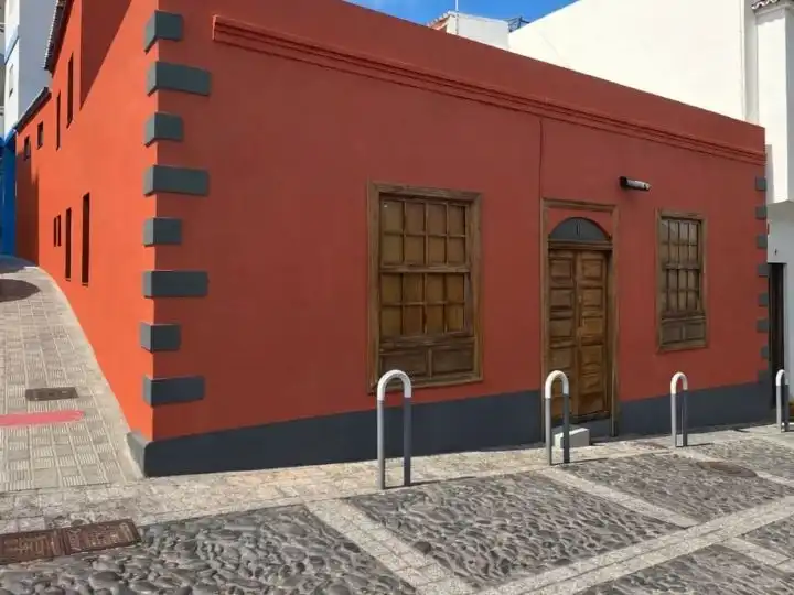 Vista exterior de Casa adosada en venda en Santa Cruz de la Palma amb Terrassa i Balcó