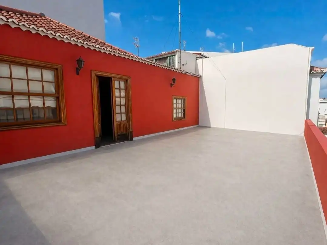 Vista exterior de Casa adosada en venda en Santa Cruz de la Palma amb Terrassa i Balcó