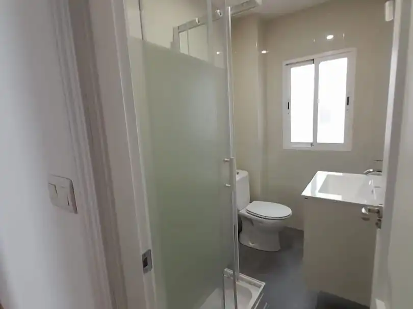 Wohnung zur Miete in Calle Esturión, 3, Angustias - Chana - Encina Badezimmer von Wohnung zur Miete in Granada Capital mit Klimaanlage und Balkon
