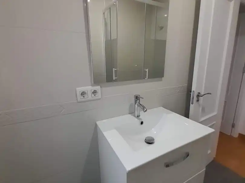 Wohnung zur Miete in Calle Esturión, 3, Angustias - Chana - Encina Badezimmer von Wohnung zur Miete in Granada Capital mit Klimaanlage und Balkon