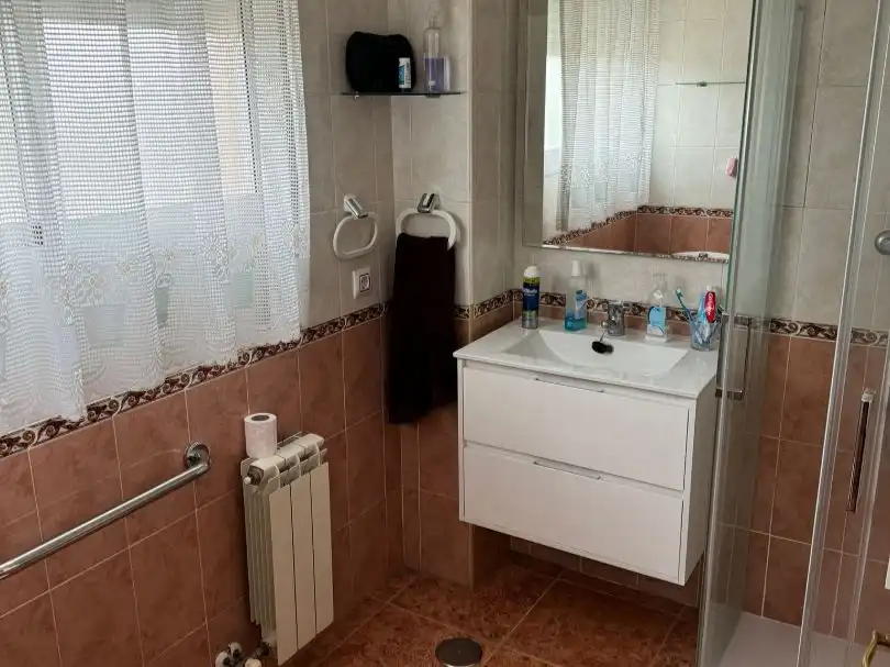Badezimmer von Wohnung zur Miete in Cáceres Capital mit Klimaanlage und Terrasse