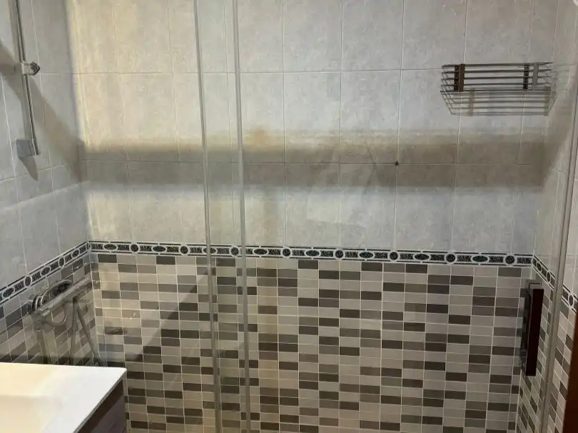 Badezimmer von Wohnung zur Miete in Cáceres Capital mit Klimaanlage und Terrasse