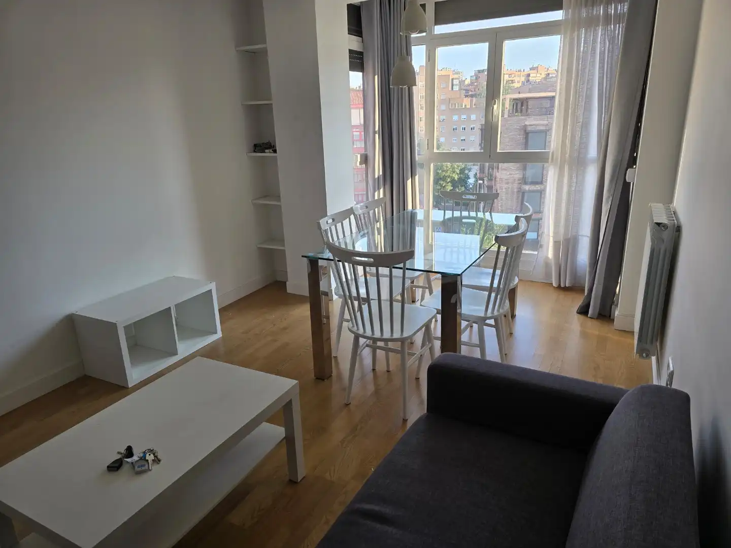 Piso de alquiler en Calle del Valle de Añisclo, 8, Valdezarza Sala de estar de Piso de alquiler en Madrid con Aire acondicionado, Calefacción y Jardín privado