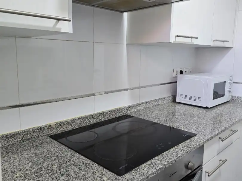 Piso de alquiler en Calle del Valle de Añisclo, 8, Valdezarza Cocina de Piso de alquiler en Madrid con Aire acondicionado, Calefacción y Jardín privado