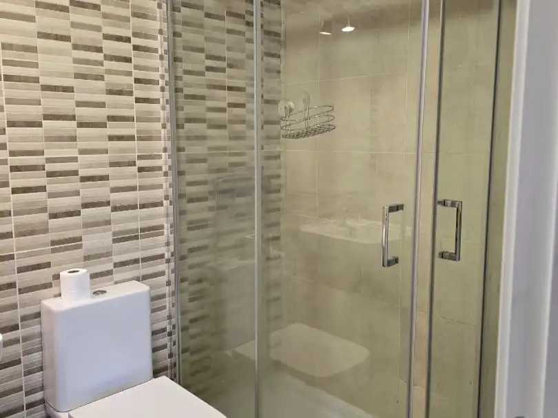 Piso de alquiler en Calle del Valle de Añisclo, 8, Valdezarza Baño de Piso de alquiler en Madrid con Aire acondicionado, Calefacción y Jardín privado