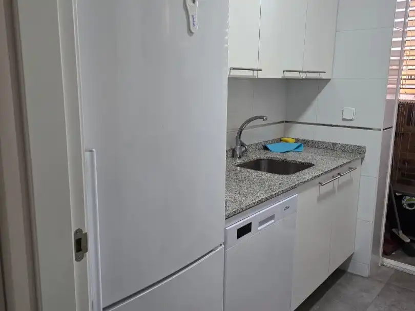 Piso de alquiler en Calle del Valle de Añisclo, 8, Valdezarza Cocina de Piso de alquiler en Madrid con Aire acondicionado, Calefacción y Jardín privado