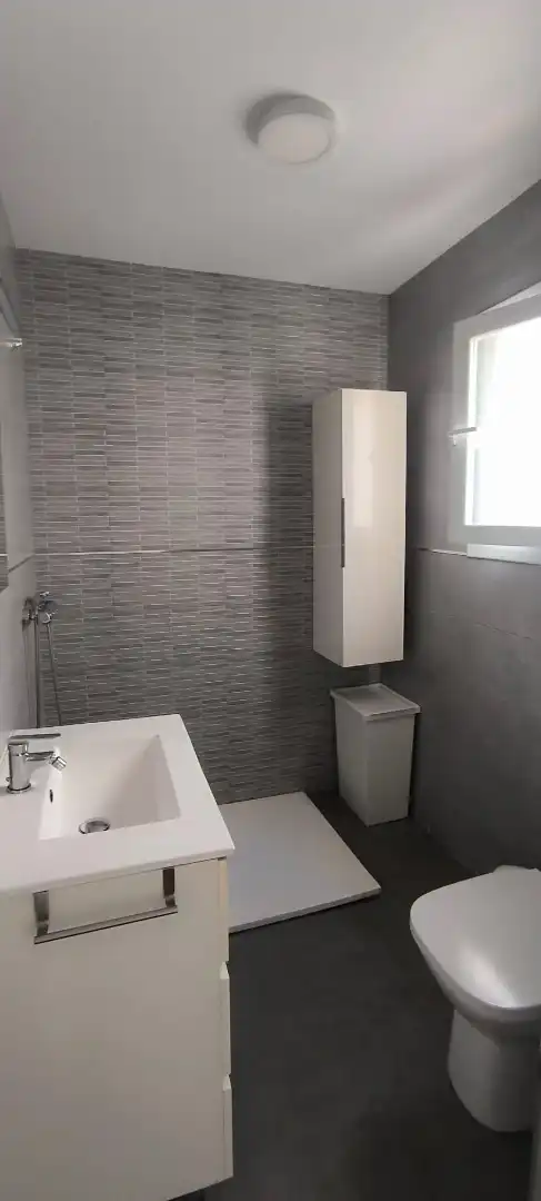 Baño de Casa adosada de alquiler en Coria del Río con Aire acondicionado, Terraza y Trastero