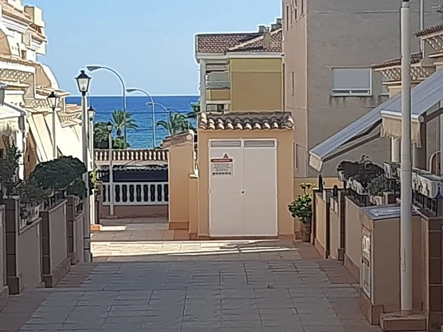 Casa adosada de lloguer a Avinguda de Portugal, 79, Calas Santiago Bernabéu Vista exterior de Casa adosada de lloguer en Santa Pola amb Terrassa, Piscina i Moblat