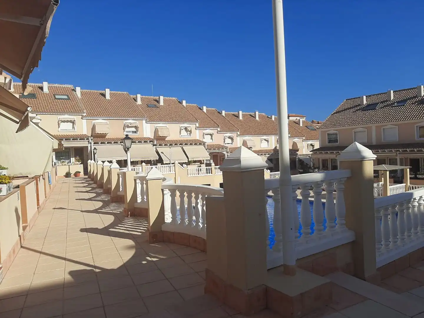 Casa adosada de lloguer a Avinguda de Portugal, 79, Calas Santiago Bernabéu Terrassa de Casa adosada de lloguer en Santa Pola amb Terrassa, Piscina i Moblat