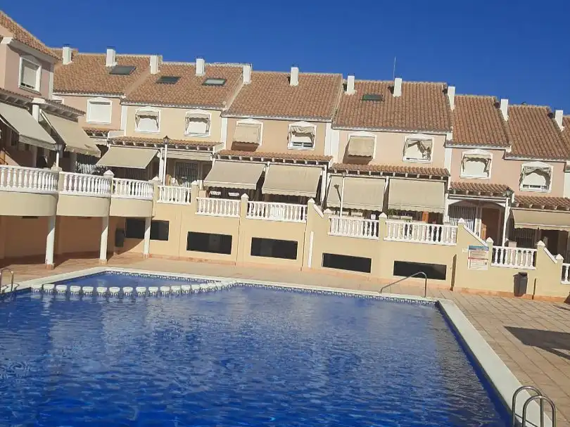 Casa adosada de lloguer a Avinguda de Portugal, 79, Calas Santiago Bernabéu Piscina de Casa adosada de lloguer en Santa Pola amb Terrassa, Piscina i Moblat