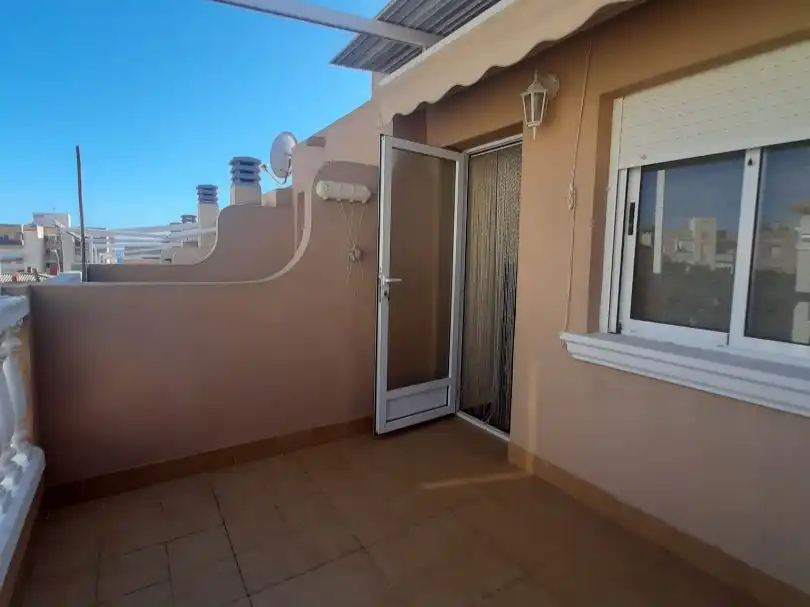 Casa adosada de lloguer a Avinguda de Portugal, 79, Calas Santiago Bernabéu Terrassa de Casa adosada de lloguer en Santa Pola amb Terrassa, Piscina i Moblat