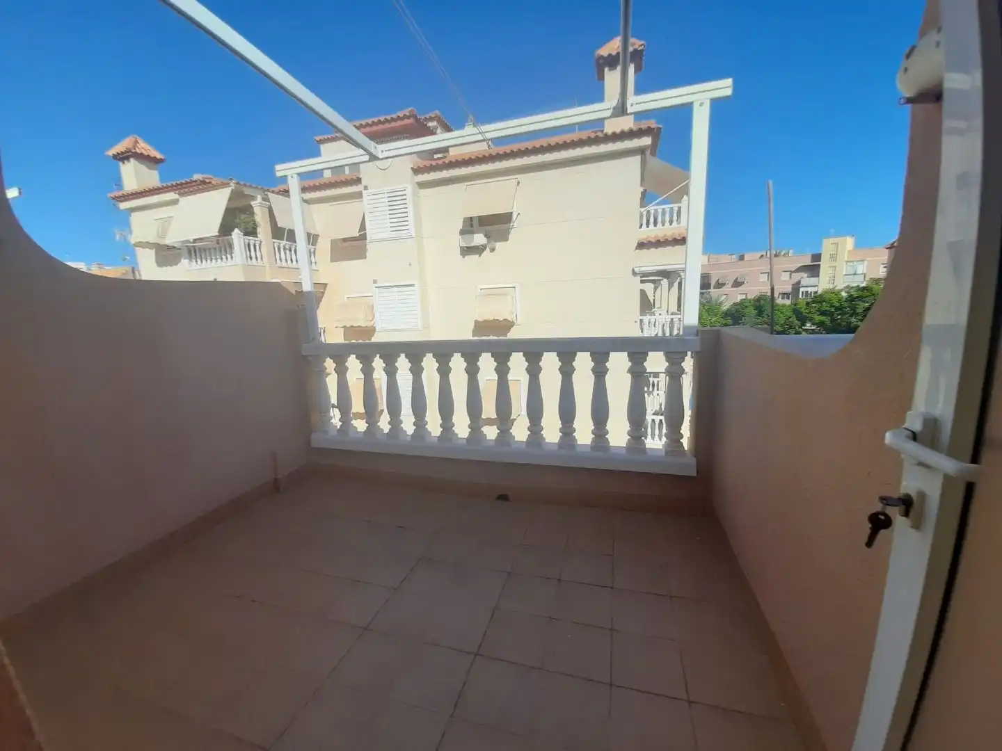 Casa adosada de lloguer a Avinguda de Portugal, 79, Calas Santiago Bernabéu Terrassa de Casa adosada de lloguer en Santa Pola amb Terrassa, Piscina i Moblat
